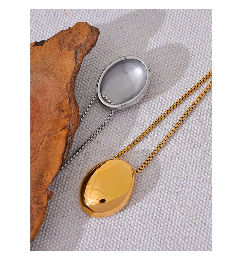 Oval Pendant Necklace 18k